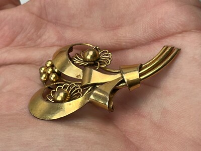 Broche florale vntage avec feulles texturées et poles détallées