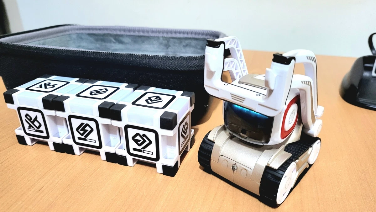 Anki Cozmo Robot -Complete Set with accessories – RoboPros