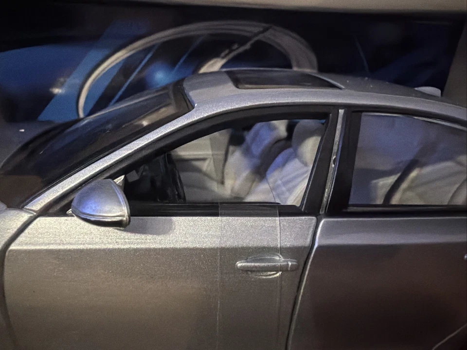 Diecast Maisto escala 1/18 31144 - BMW M5 E60 - plateado Foto 4 de 4