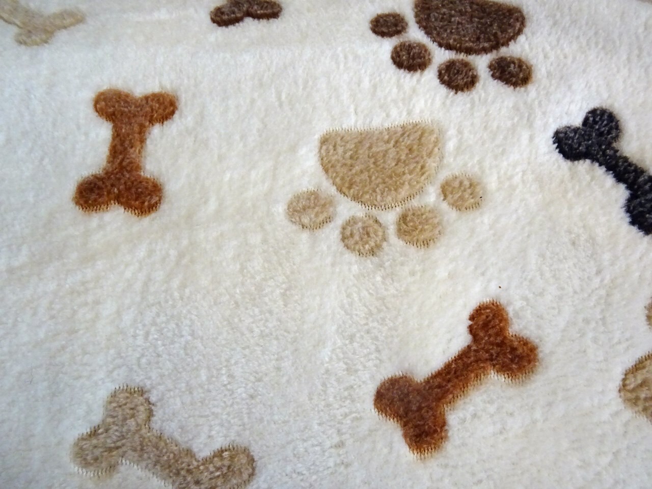 Tatzen und Knochen Flauschstoff Wellnessfleece Fleece Katzen Hunde Pfote Stoff