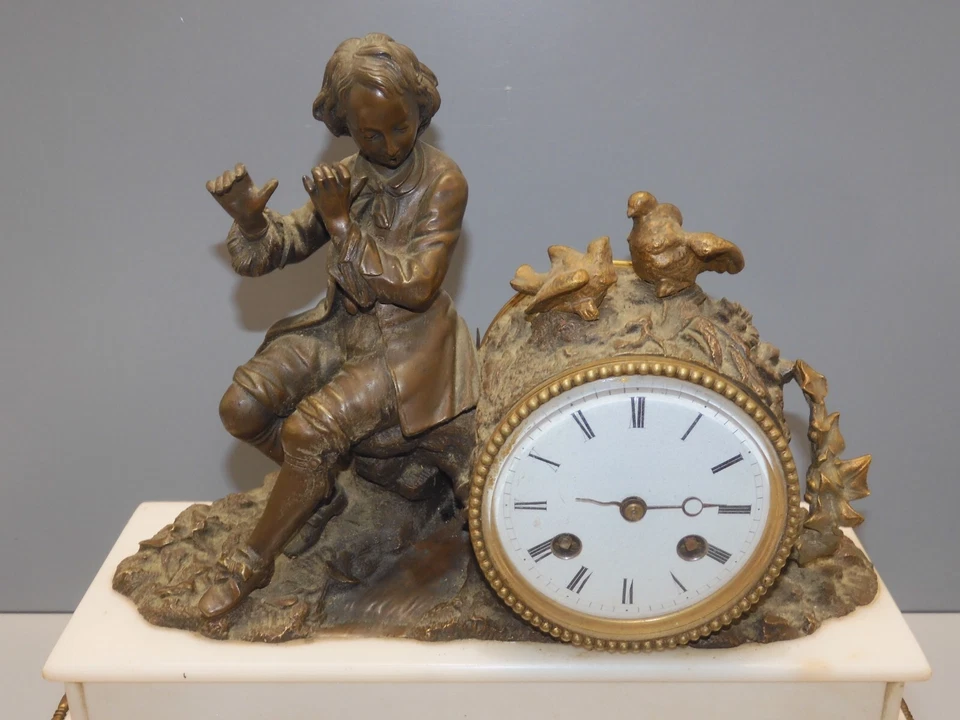 -ANCIENNE PENDULE A POSER MARBRE BLANC SUJET BRONZE XIXe jus de grenier D - Photo 2/4