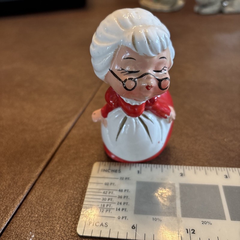 Vintage  Christmas Salt & Pepper Shaker Mrs. Claus Kissing
