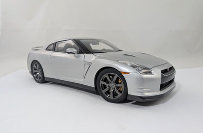 In Box   NISSAN GT-R Premium Edition 1:18 Kyosho Left Hand Drive Silver 1/18 OVP