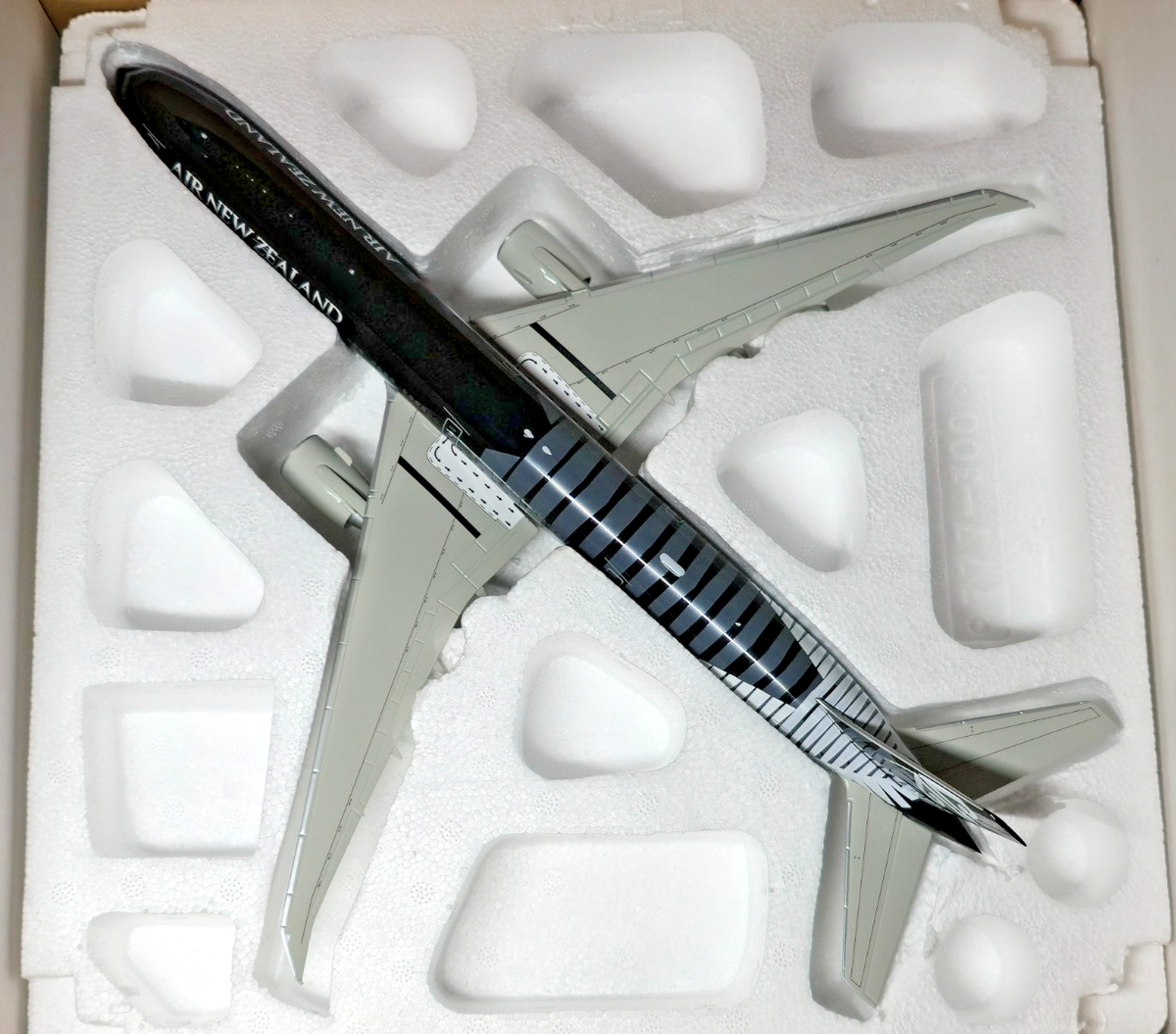 JC Wings 1:200 Air New Zealand Boeing 777-300ER 