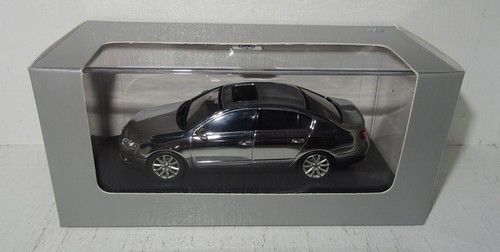 Minichamps VW Passat B6 Limousine CHROM 10 Jahre VW Magazin 1:43 PC+OVP - Picture 4 of 4