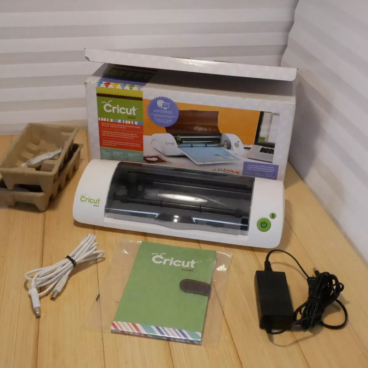 Cricut Mini CMNI001 Die Cutting Machine - complete in box - see description