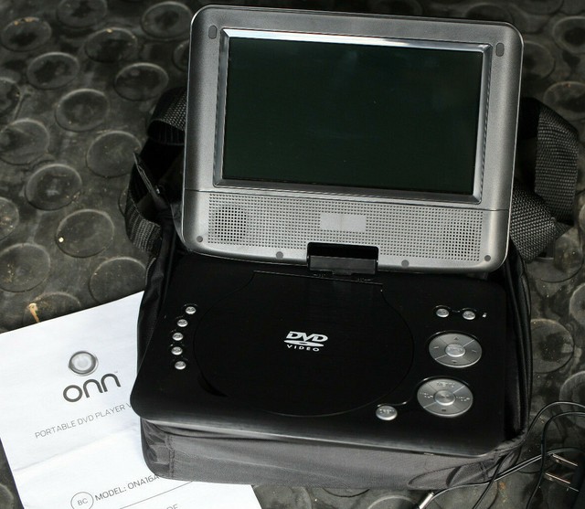 Onn 7" Portable DVD Player w/ Carrying Case 4HR Battery ONA16AV008 eBay