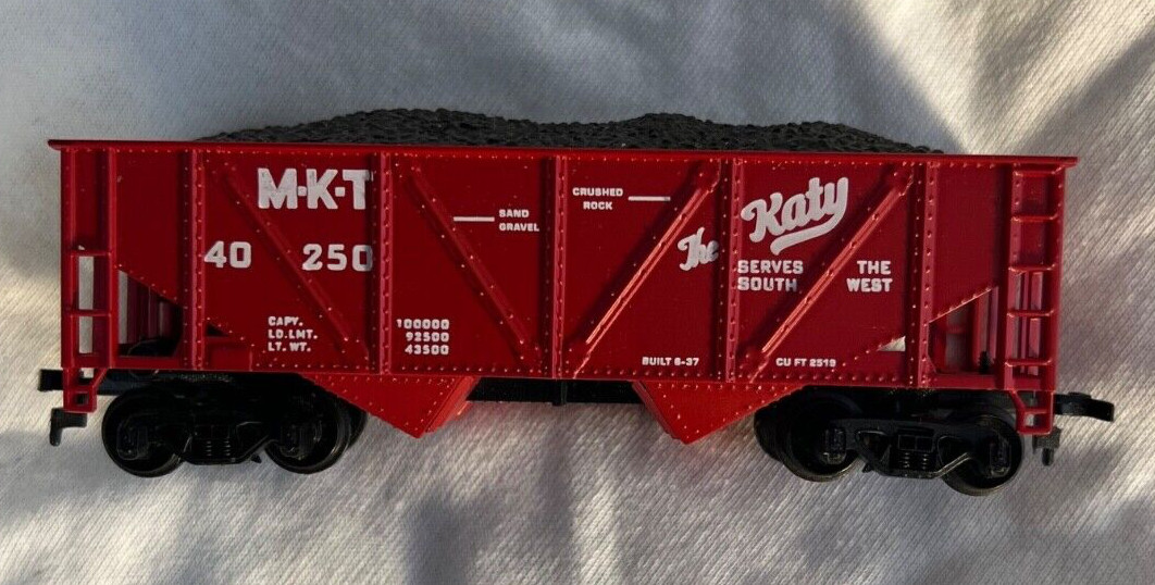 Mantua HO Scale 32' M-K-T The Katy 40250 Weighed Railroad Hopper with Coal Load