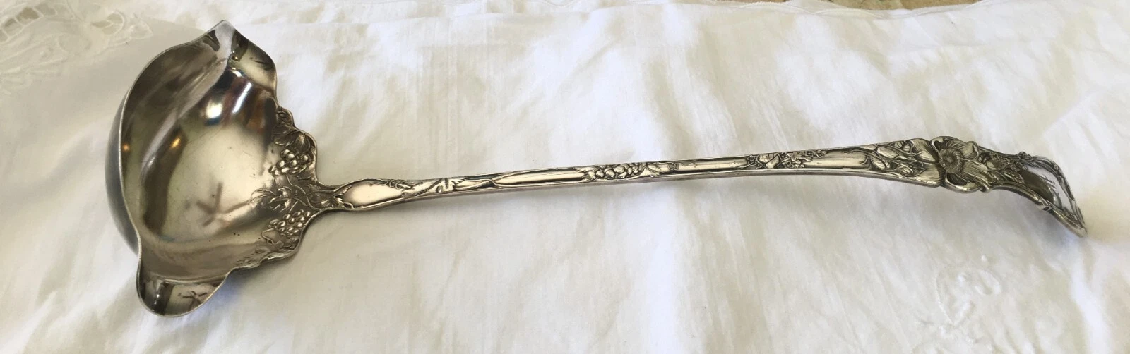 1835 WALLACE FLORAL DOUBLE SPOUT PUNCH LADLE 14" 1902-1940 MONO E
