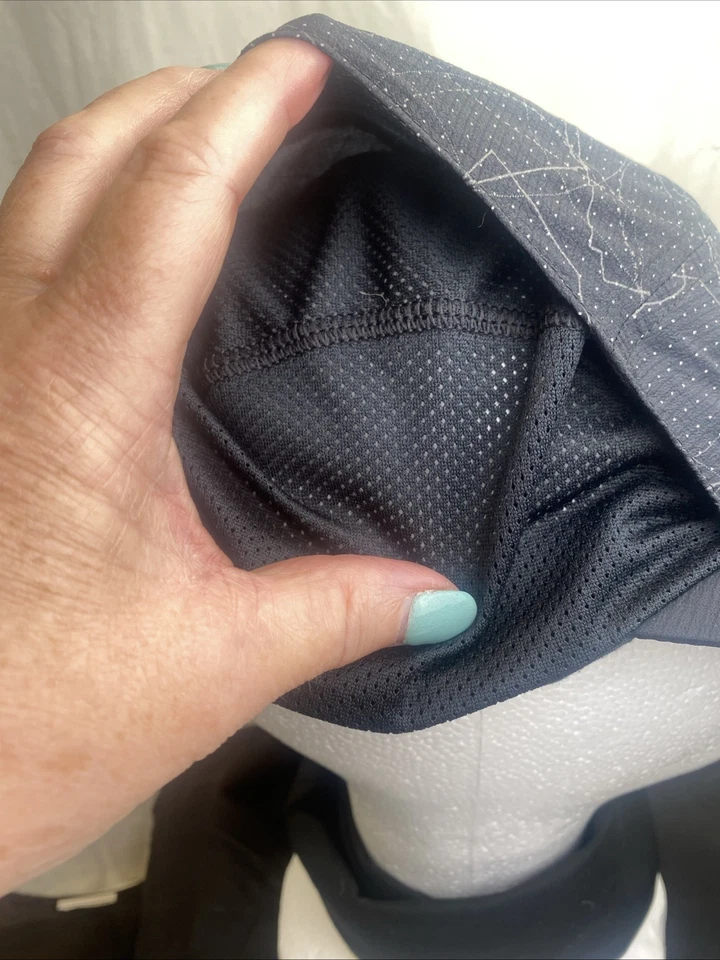 Under Armour Black Adjustable Sports Cap With Mesh Design Sports Heat Gear NEW - Image 4 of 4