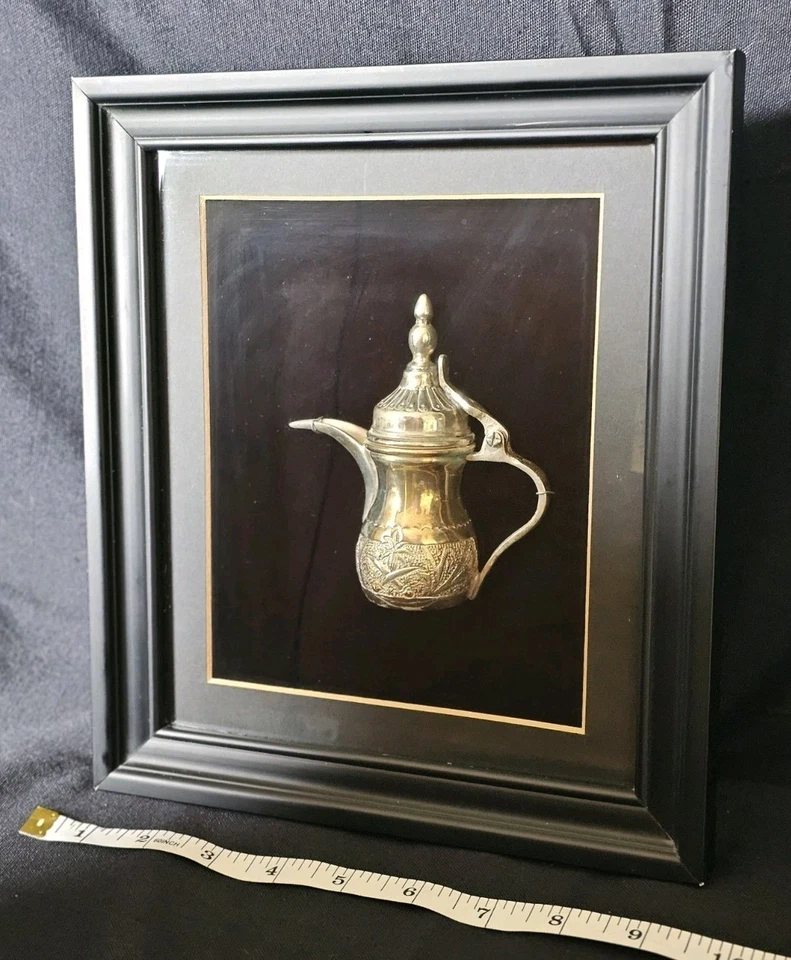 Antigua cafetera islámica Dallah miniatura plateada enmarcada Foto 2 de 4