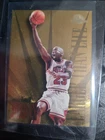 MICHAEL JORDAN 1995-96 SKYBOX PREMIUM LARGER THAN LIFE GOLD FOIL CARD #L1