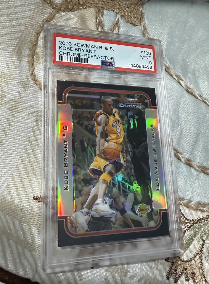 Bowman 2003 cromo Kobe Bryant Rookie & Stars refractor #100 040/300 PSA 9 Foto 3 de 4