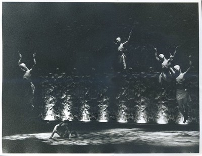 Surreale Theateraufführung Fliegende Männer Vintage Foto