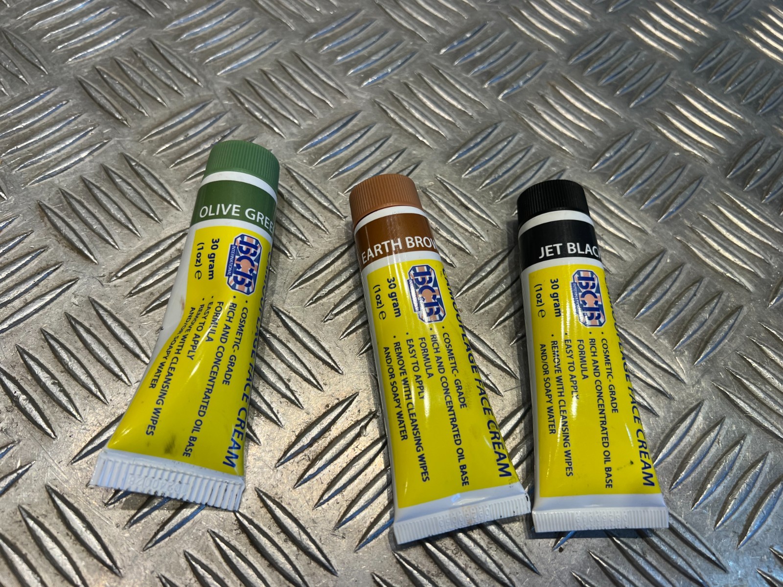 Crème maquillage camo militaire BCB en tube de 30g de couleur vert noir marron