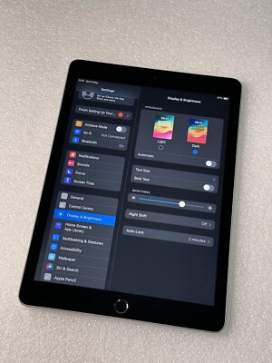 Apple iPad 6th Gen. 32GB, Wi-Fi, 9.7in - Space Grey - GOOD