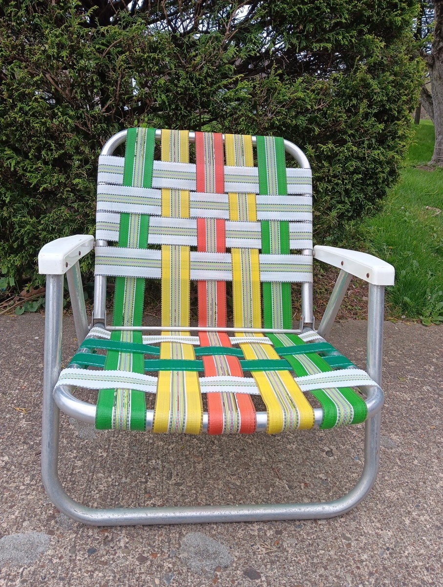 Vtg Aluminum Beach/Lawn Chair Low Basketweave Folding Green