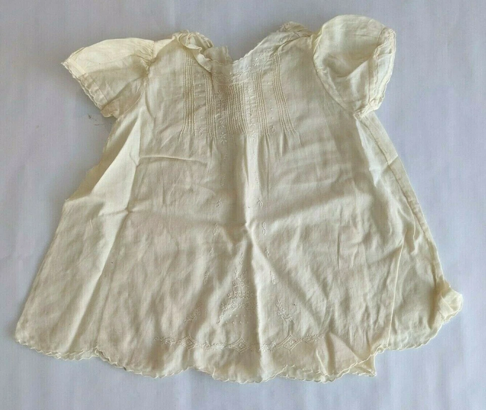 Antiguo Vestido de Bautizo Bebé Infante Vestido de Algodón Cosido a Mano con Zapatos de Cuero Foto 3 de 4