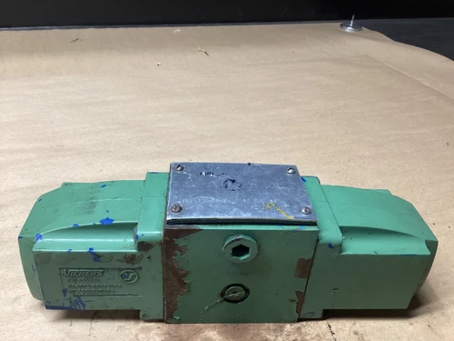 Sperry Vickers DG4S4-016C-W-B-50 Pilot Valve #128G75PR7