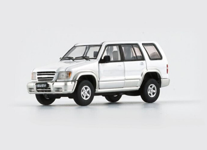 Литой под давлением автомобиль Isuzu Trooper Big Horn White с левым рулем BM Creations 1998-2002 годов в масштабе 164 3590₽
