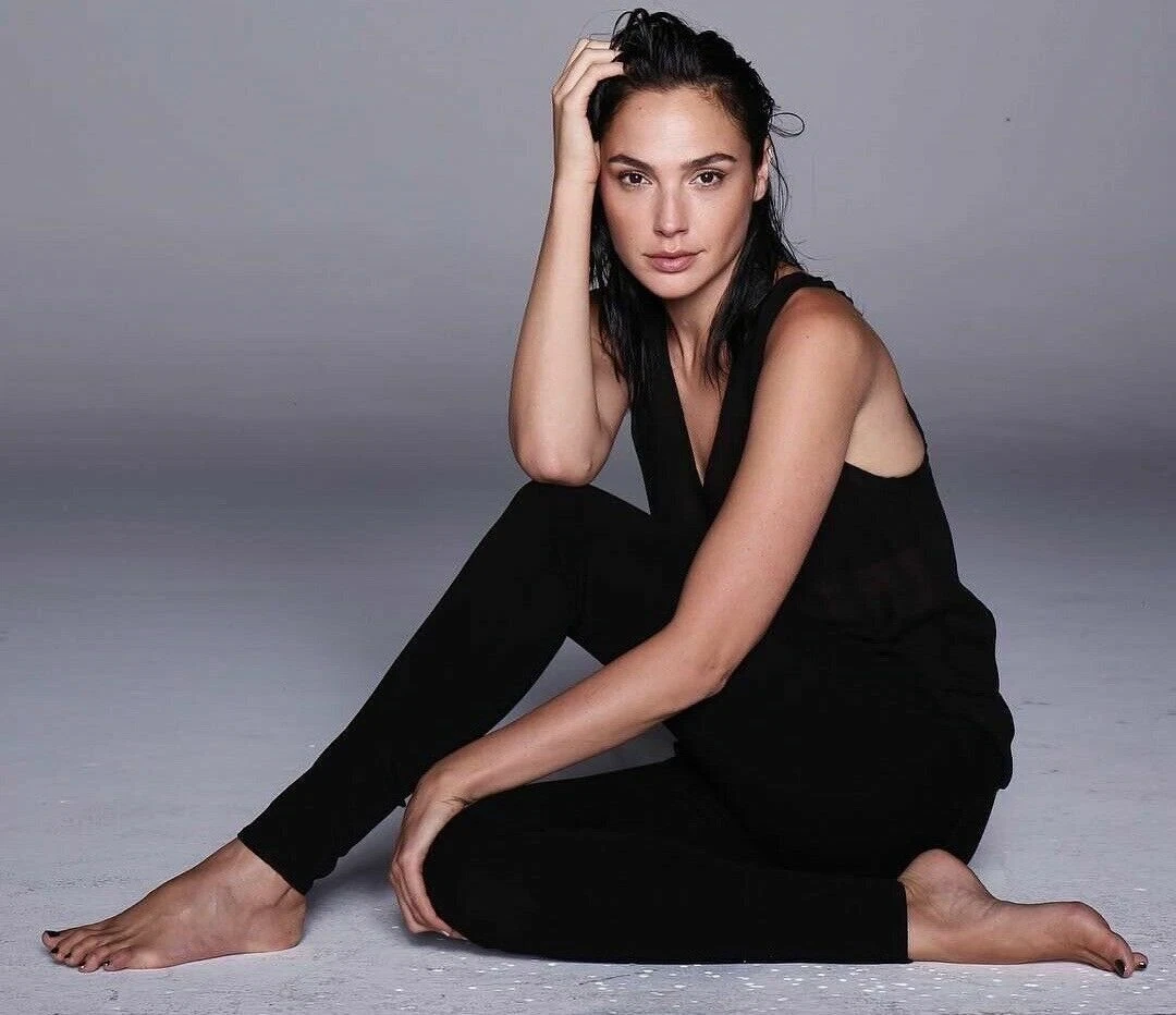 379499 Gal Gadot Wonder Woman Bundle BARE FEET WALL PRINT POSTER UK | eBay