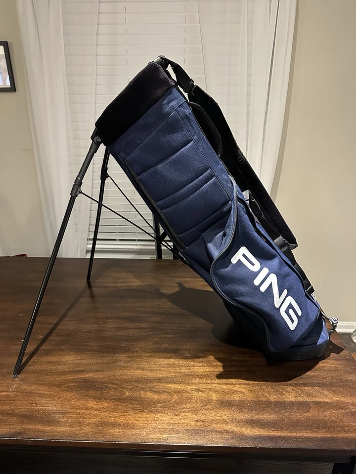 Bolsa de pie de una sola correa para palos de golf Ping L8 en azul marino Foto 4 de 4