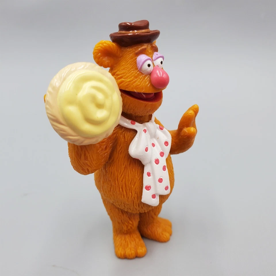 Figura de acción Muppets Fozzie sosteniendo pastel giratorio Muppet Vision 3D 3" Foto 3 de 4