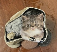 Hand CRAFTED ROCK STONE 4.5x4x1 ADORABLE KITTEN WITH BALL OF YARN DECOR,