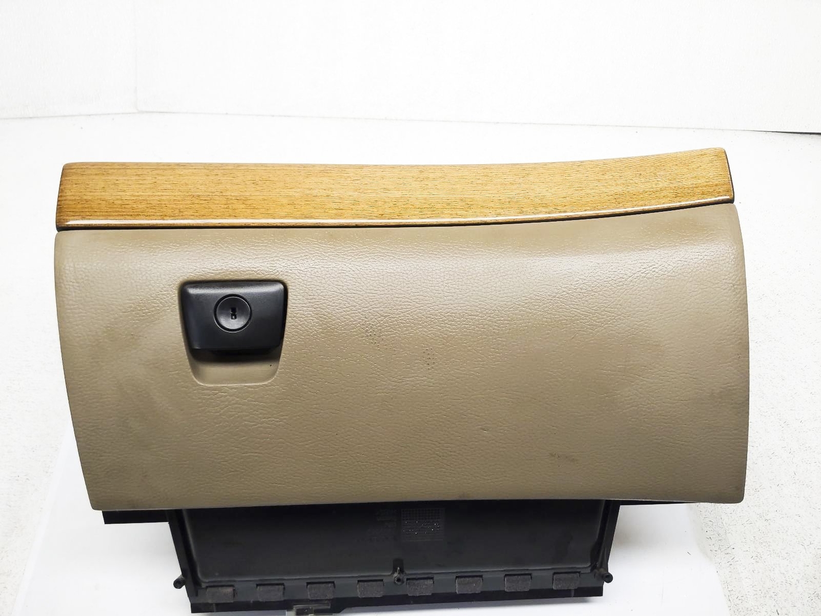 2007 2014 Volvo Xc90 Glove Compartment Storage Box 39898149 39898149 2007-2014-volvo-xc90-glove-compartment-storage-box-39898149-39898149