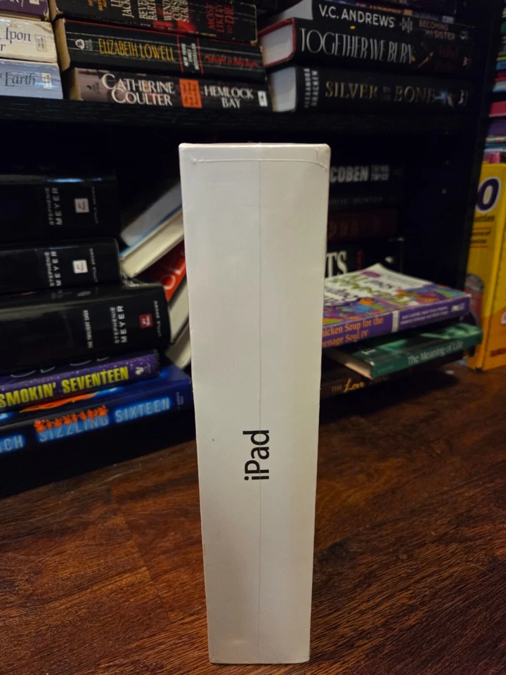 **NEW UNOPENED** Apple iPad 1st Gen 16GB Wi-Fi 9.7 inch Black - MB292LL/A - Image 2 of 4