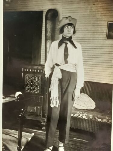Mujer en traje de hombre con cinturón en caderas. Foto vintage.√2 - Imagen 1 de 2