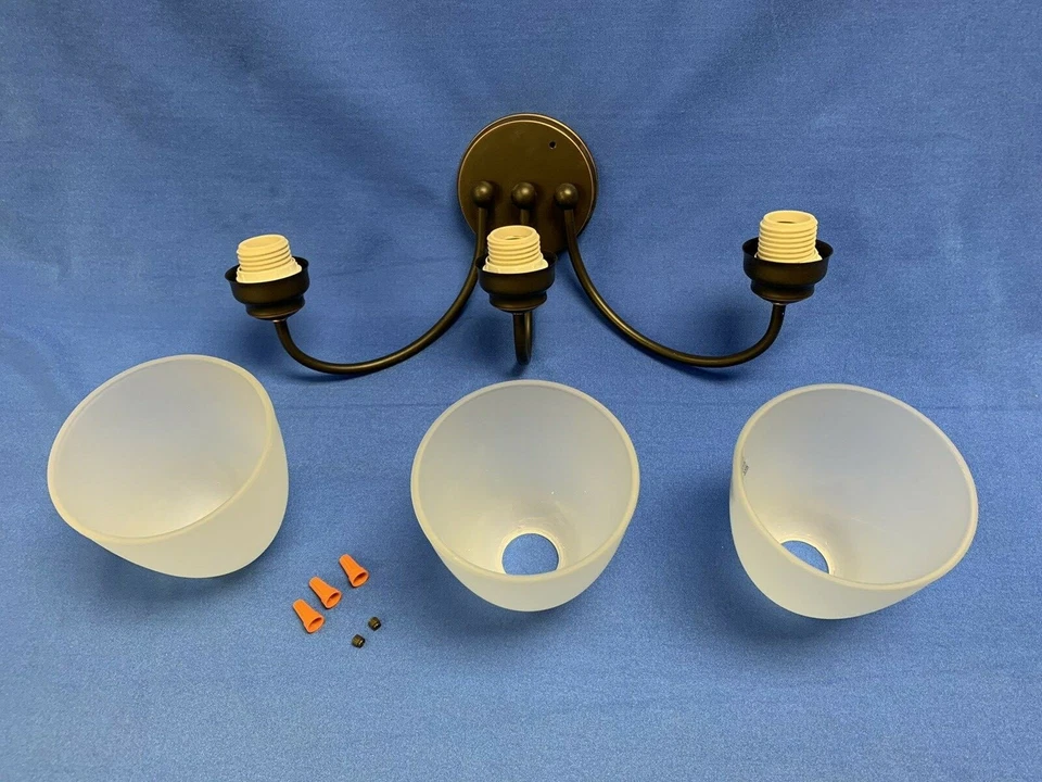 Accesorio comercial eléctrico de bronce frotado con aceite de 3 luces - FALTA PLACA DE MONTAJE Foto 4 de 4