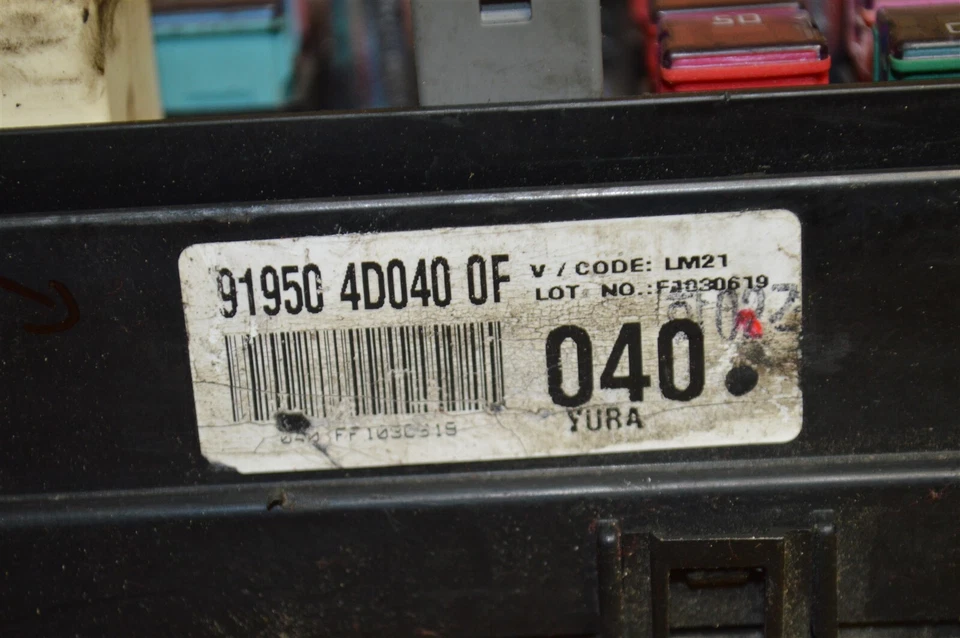 Caja de fusibles Kia Sedona 2006-10 conexión OEM 919504D040 módulo 254-22b1 Foto 2 de 3