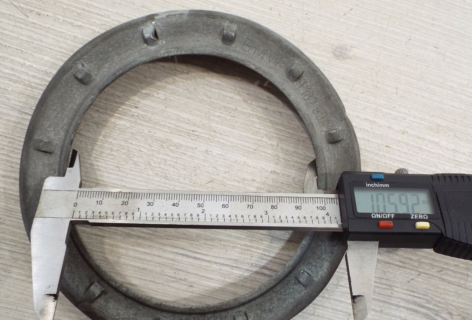 BMW VARIOUS MODELS FUEL TANK LOCKING SCREW CAP FASTENER FUEL  