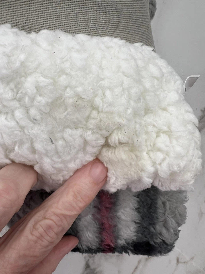 Juego de manta y almohada Woolrich Sherpa 50x60 gris rojo a cuadros apliques para perro Foto 3 de 4