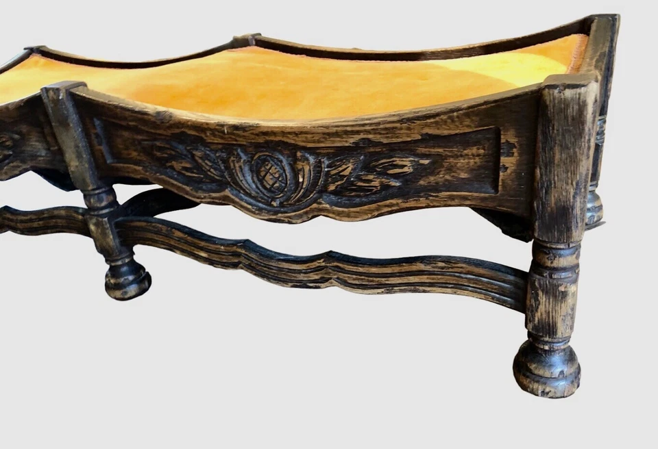 Antigua mesa de banco baja tapizada en madera dura tallada a mano con asiento de ventana de roble francés Foto 3 de 4