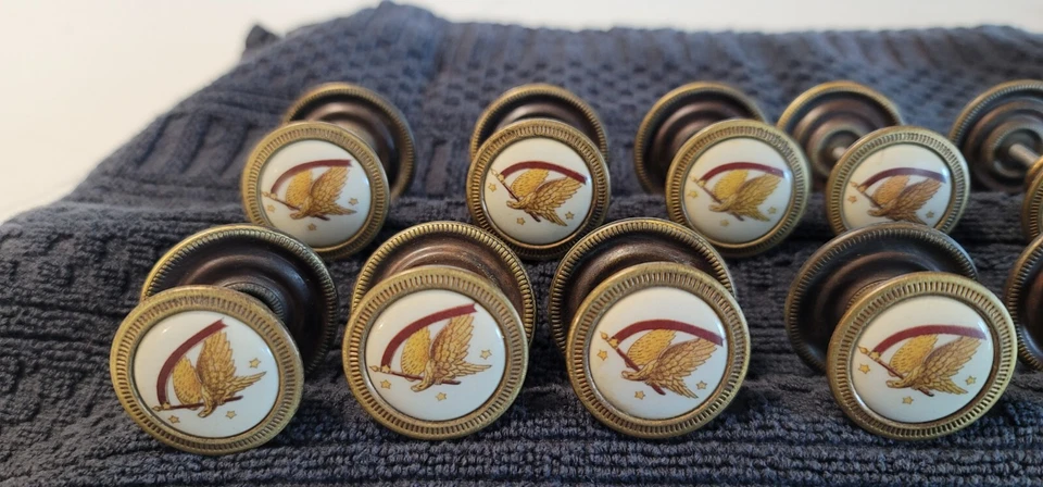 Tiradores de colección Hitchcock "Águila en vuelo con pancarta y estrellas" - Juego de 12 Foto 2 de 4