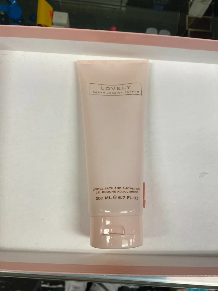 Gel de baño y ducha suave Lovely by Sarah Jessica Parker (6,7 fl oz/200 ml) Foto 3 de 3