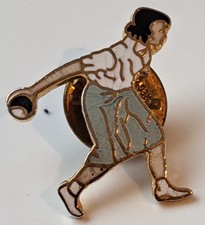 NOVELTY WOMAN PLAYING BOULES BOWLS PIN BADGE LAPEL BROOCH BOWLING COLLECTABLE