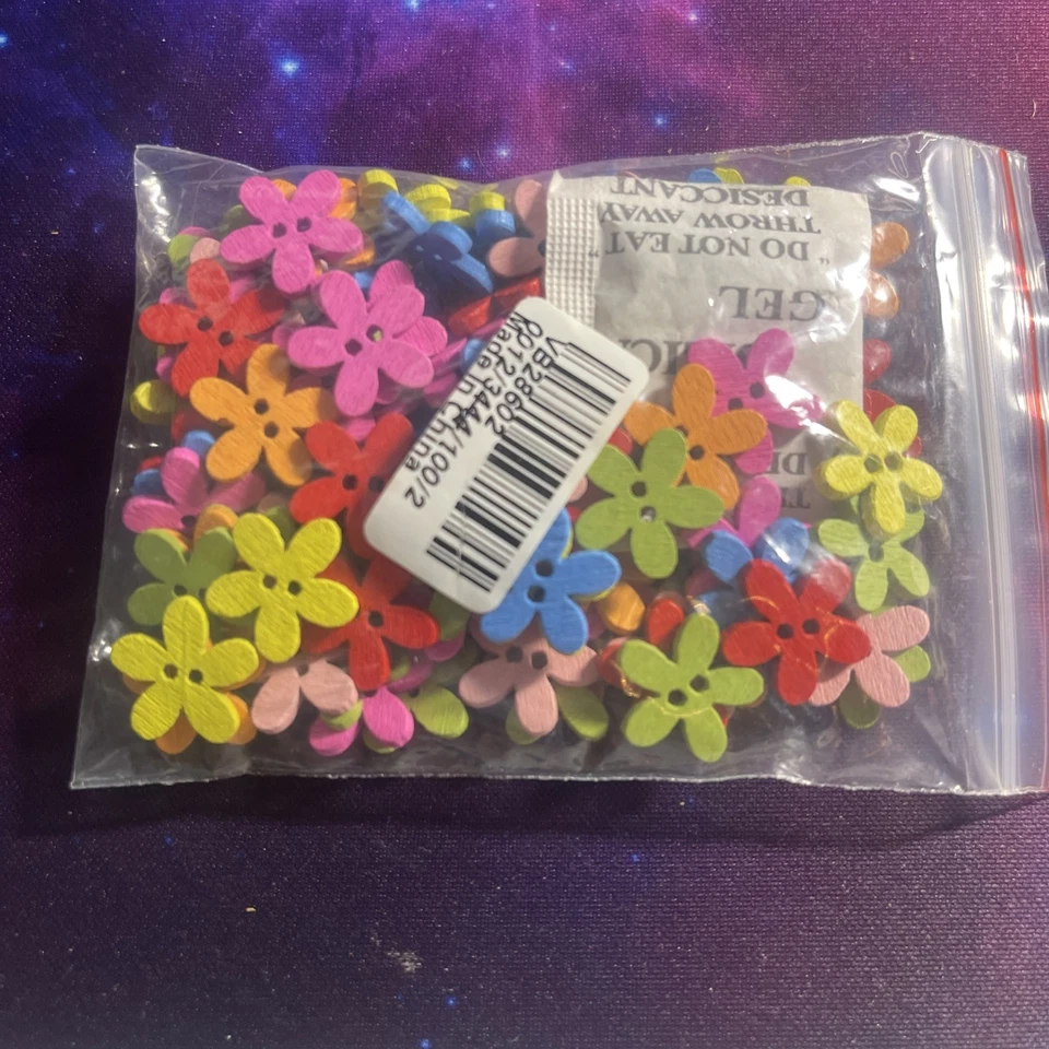 WOODEN DAISY 2 WHOLE BUTTONS IN ASSORTED COLORS BAG 6 - Image 3 of 3
