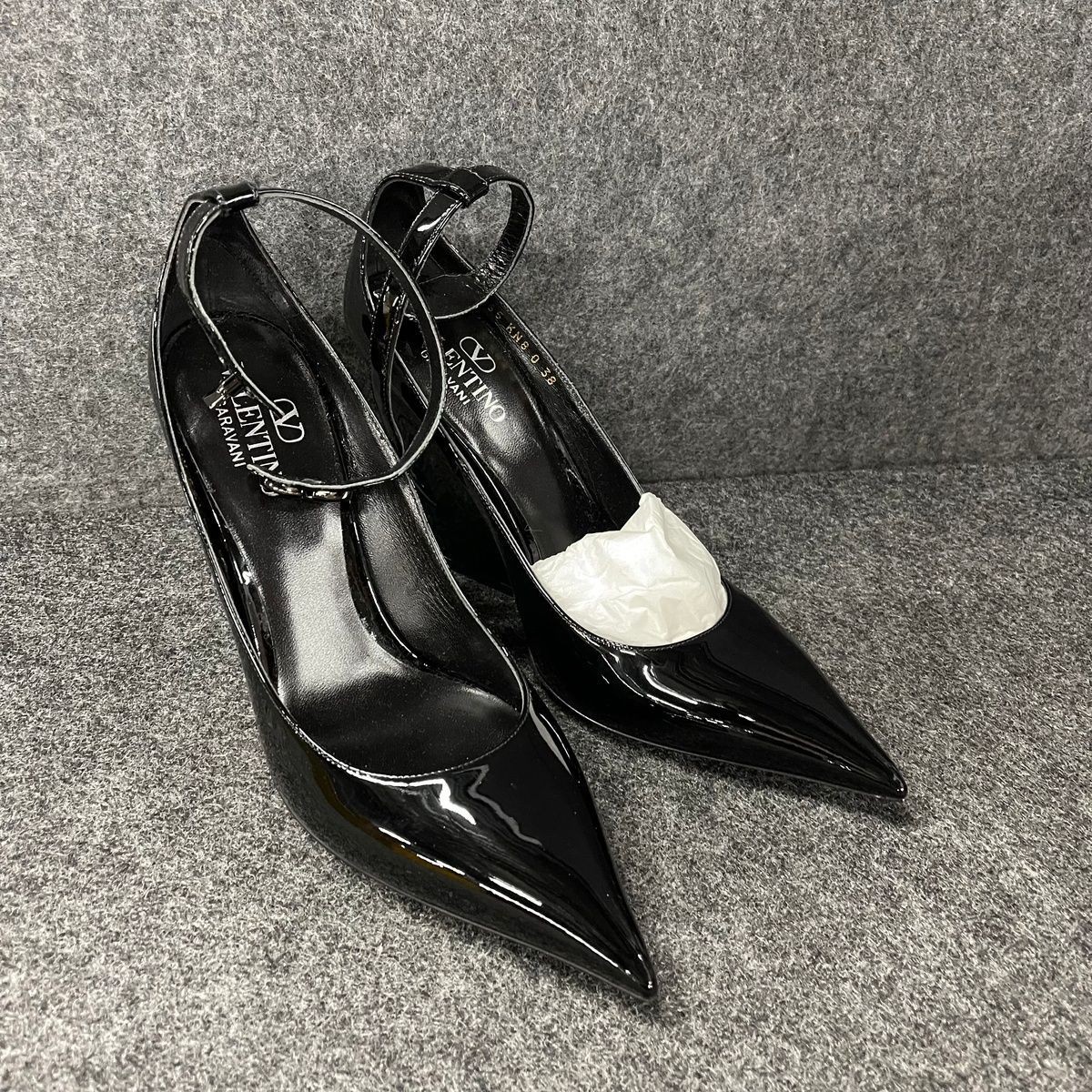 VALENTINO ブラック パンプス 36 VALENTINO Patent Leather Ankle-Strap Pump Women's Size 38 (US 8
