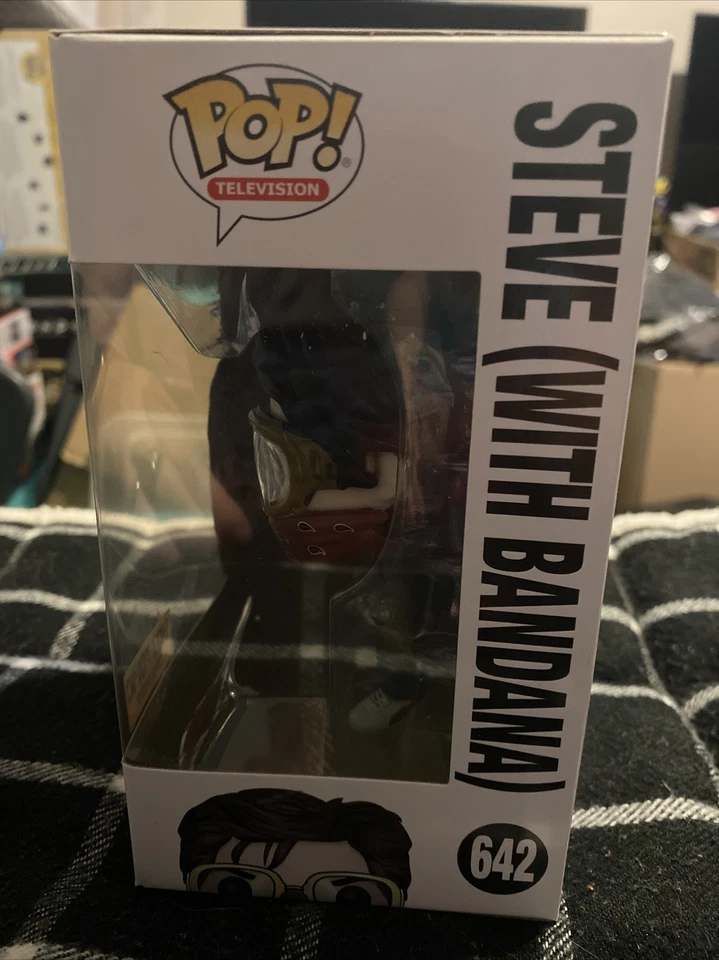 Figura Vinilo Steve con Bandana Stranger Things Pop 642 Hot Topic Foto 2 de 4