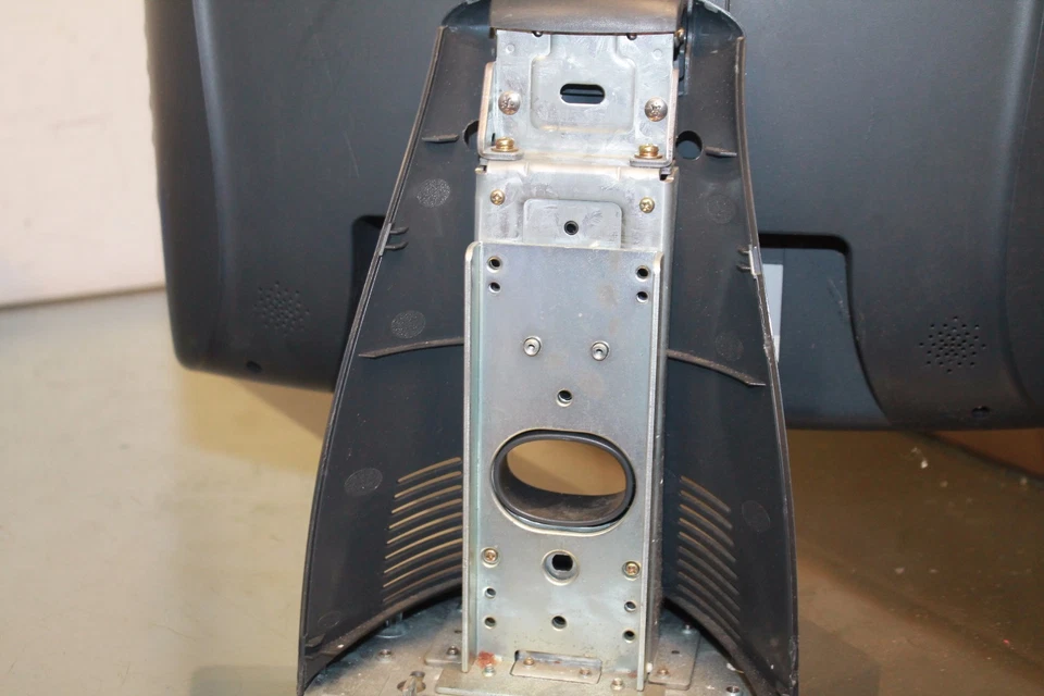 Elo Touch Solutions ET1525L-7UWC-1 15" LCD Touchscreen Monitor scratched screen. - Image 3 of 4