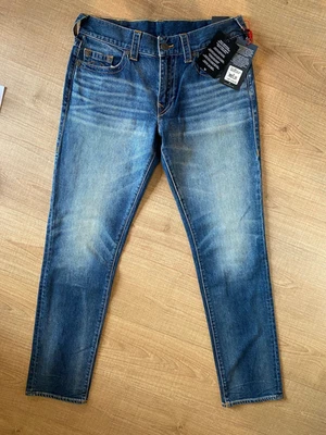 True Religion Herren Jeans GENO 72685, W33, Relaxed Slim, NEU mit Etiketten !!! - Bild 1 von 2