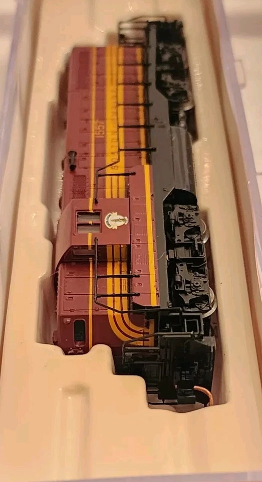Atlas N Scale GP-7 Diesel Boston & Maine #1557 - Image 3 of 4