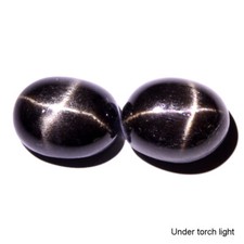 Paire Diopside noir étoilé d'Inde en ovale cabochon de 6.02Cts