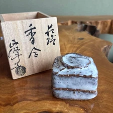 Hagi ware incense container, Shoho, with a wooden box