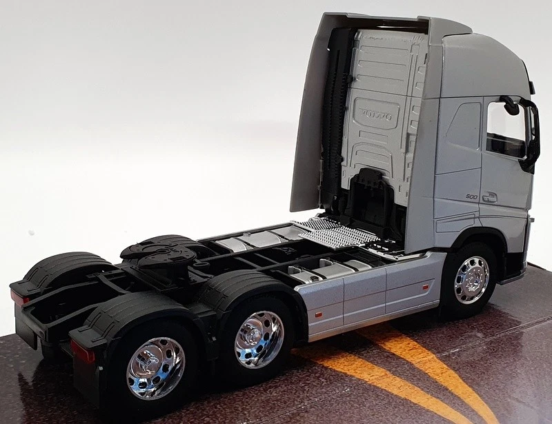 Welly 1/32 Scale Model Truck 32690L - Volvo FH - Silver - Image 2 of 4