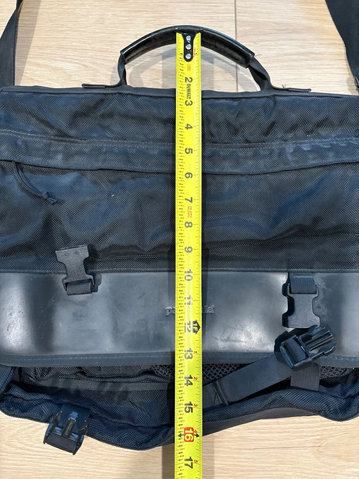 Bolso Mensajero Patagonia Negro Solapa Correa Ajustable Laptop Transporte de Negocios Foto 3 de 4