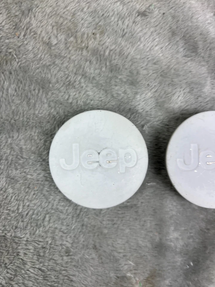 Tapa central de rueda blanca Jeep Wrangler Grand Cherokee Compass Commander 52090402AA Foto 4 de 4